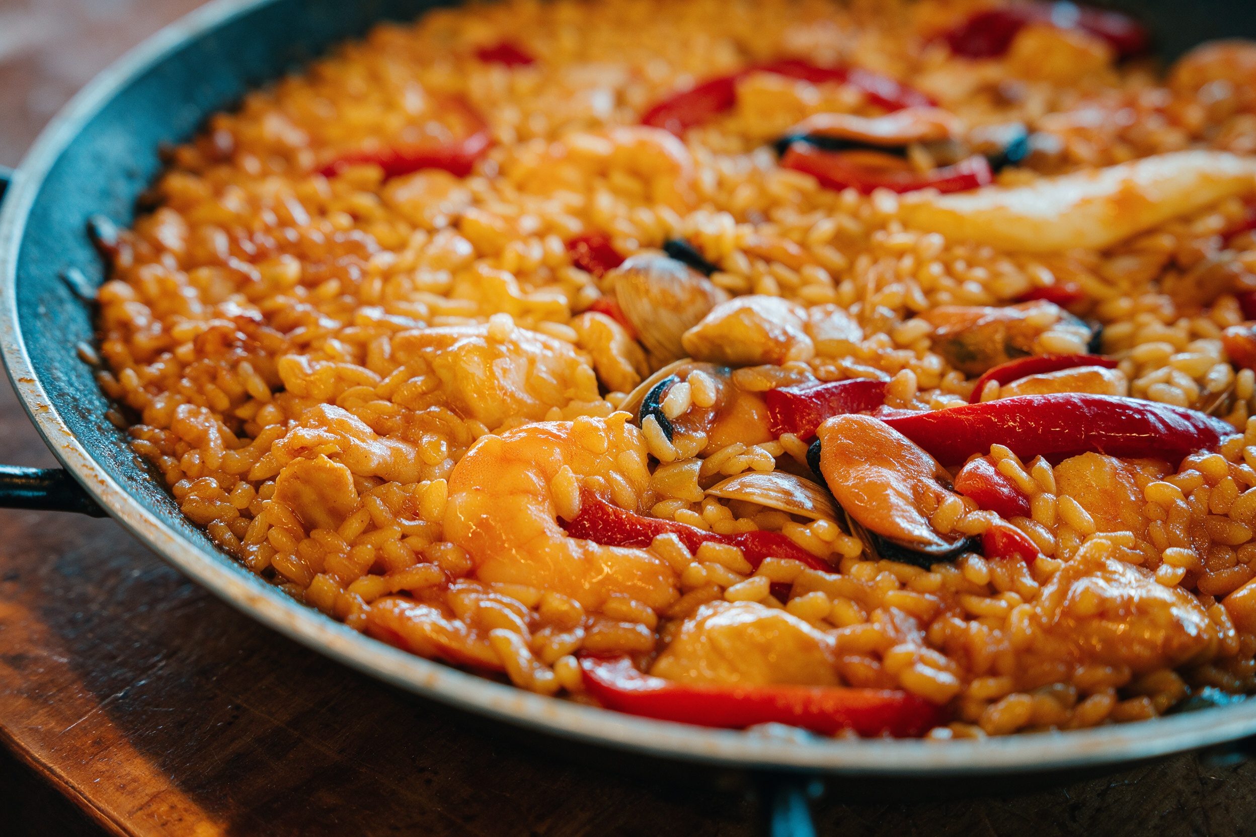 Paella con gambas, mejillones y almejas